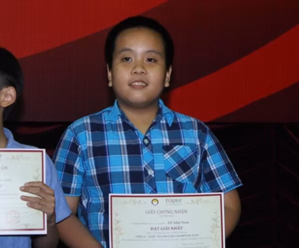 Nhật Nam tại lễ trao giải cuộc thi English Champion 2014.