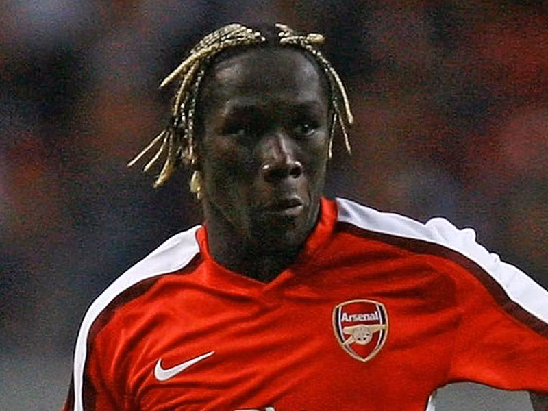 Với nước da đen đặc trưng của người châu Phi, tân binh của Man City, Bacary Sagna là người mở đầu cho danh sách những sao xí trai trong làng bóng đá. Nhưng ông trời không lấy đi của ai tất cả, tuy có xấu trai nhưng ngôi sao người Pháp lại đang có người nâng khăn sửa túi cho mình là cô vợ siêu mẫu xinh như mộng, Ludivine.