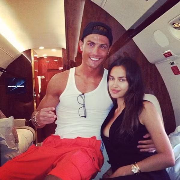 Vào ngày 12/7 vừa qua, trên trang cá nhân của mình, CR7 đã vui vẻ đăng tải hình ảnh cùng Irina bên chuyên cơ siêu sang với dòng caption : "Đi dạo mát”.