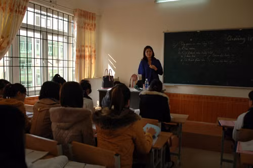 Giảng viên trường cao đẳng sư phạm Mẫu Giáo Trung ương Hà Nội đang truyền lòng yêu trẻ cho các bảo mẫu tương lai.
