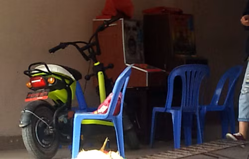 2 chiếc máy xèng ở ngõ 322 đường Mỹ Đình, xã Mỹ Đình, Từ Liêm, Hà Nội đang chờ khách đến chơi.