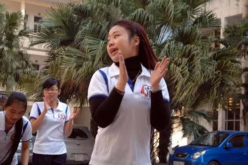 SV Hương Anh tập các trò chơi với trẻ.
