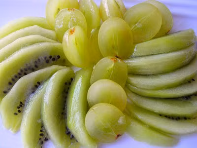 Kiwi: Các nghiên cứu khoa học ở nước Ý trên 18.000 trẻ em từ 6 - 7 tuổi đã minh chứng về các lợi ích của kiwi đối với đường hô hấp. Những trẻ em thường ăn từ 5 – 7 phần ăn có chứa các loại trái cây thuộc họ cam quít kết hợp với kiwi mỗi tuần sẽ có tỉ lệ mắc bệnh hen suyễn thấp hơn 44 % so với những trẻ em chỉ ăn thực phẩm cùng loại chỉ 1 lần trong tuần.