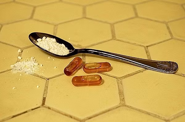 Krokodil, tên y học là Desomorphine lần đầu tiên được biết đến là vào những năm 1930 như một loại thuốc giảm đau tại Hoa Kỳ. Loại ma túy giá rẻ này có thể tự chế được từ thuốc giảm đau Codeine, xăng dầu, và thuốc tẩy. Chúng được nấu lên và con nghiện tiêm vào động mạch. Người dùng có thể bị mắc những chứng bệnh nguy hiểm như bệnh than, bệnh uốn ván,...