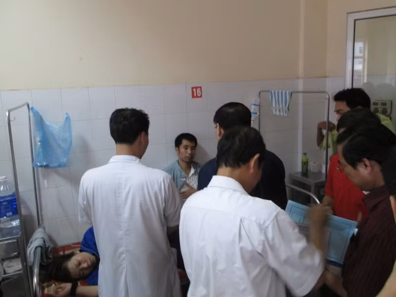 Đa số các bệnh nhân bị thương trong vụ nổ được cấp cứu ở các bệnh viện khu vực xung quanh huyện Thanh Ba ... (Trong ảnh: Các bác sĩ đang điều trị cho các bệnh nhân bị thương trong vụ nổ).