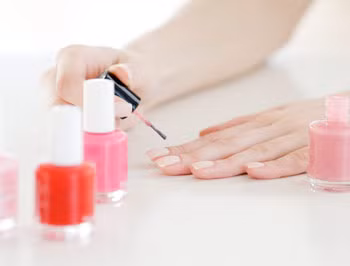 Sơn móng tay: Sơn móng tay là một trong những thủ phạm gây bệnh vì nó có chứa chất formaldehyde. Tiếp xúc thời gian dài với chất này có thể gây kích ứng mắt, mũi, họng, ho, hen, khó thở, buồn nôn, nôn, phát ban, chảy máu mũi, đau đầu và chóng mặt.