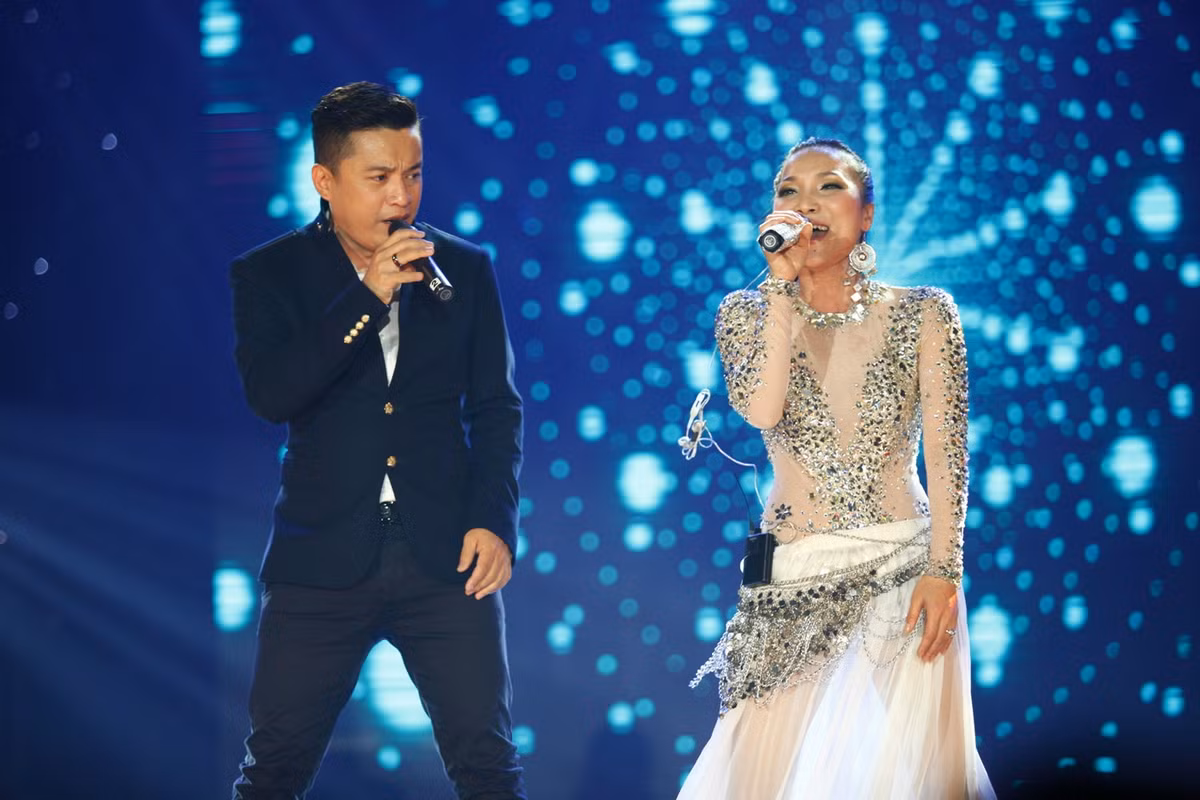 Tình tứ cùng đàn anh Lam Trường với "Đêm cô đơn".