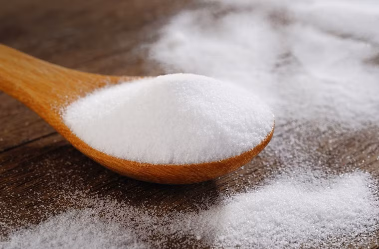 Sau khi lấy đi những vật cản trong đường ống, người dùng trộn 1/3 cốc bột nở và 1/3 cốc dấm, khi thấy hỗn hợp này sủi bọt, đổ xuống đường dẫn nước của chậu rửa bát, khoảng một tiếng sau, có thể xả sạch ống.