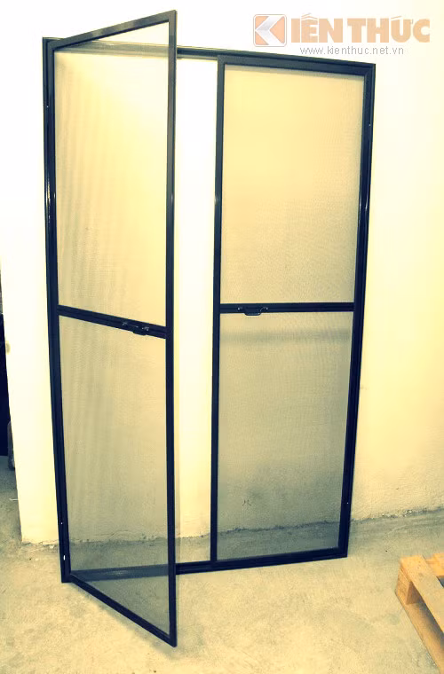 1. Cách thức nào? Cửa lưới gồm tấm chắn nhiều mắt lưới rất nhỏ, gắn vào khung cửa, ngăn không để côn trùng, muỗi lọt qua.