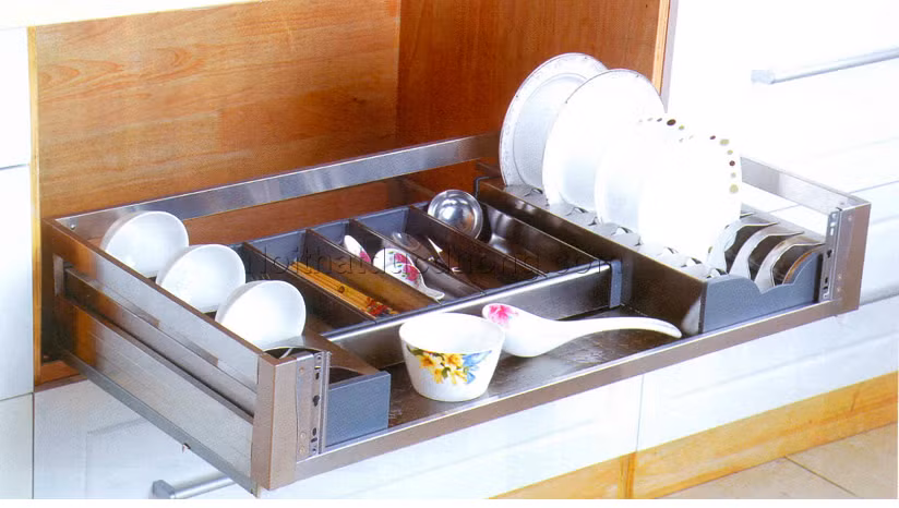 Bên cạnh đó, để việc sấy khô được diễn ra nhanh, tiết kiệm điện, nên để bát, đĩa...ráo nước, xếp chúng cách nhau một khoảng, nhiệt và các tia diệt khuẩn có thể tiếp xúc toàn diện với chúng.