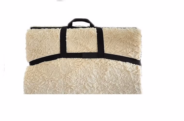Thảm Faux bị nhiều người phàn nàn vì lớp vải bông bên ngoài rất khó vệ sinh sạch sẽ.