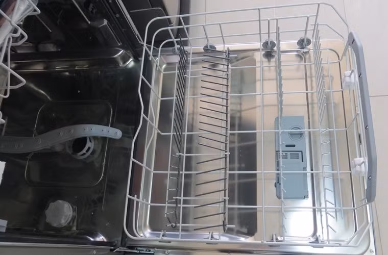 Các nhà sản xuất khuyến cáo người dùng tuyệt đối không sử dụng nước tẩy để rửa máy, tránh hiện tượng chập điện hoặc các chất bám vào lồng đựng, thay vào đó, dùng khăn sạch ngâm nước nóng, vắt khô, lau giá úp bát và lồng nhẹ nhàng.