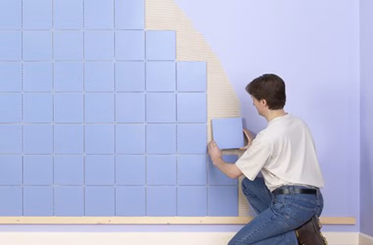 Hoặc ốp gạch inax, gỗ lên tường vừa có tác dụng chống ẩm mốc vừa làm đẹp cho căn phòng.