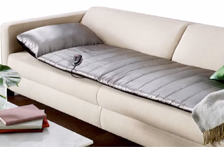 Thảm có kích thước 5 x 60 x 180 cm, các mortor rung được đặt bên trong giúp mát xa vùng cổ, gáy, lưng...của người dùng.