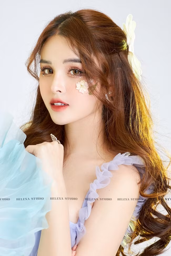 Không thể phủ nhận phong cách thời trang thiên về hình ảnh gợi cảm đã trở thành thương hiệu của người đẹp Sài thành.