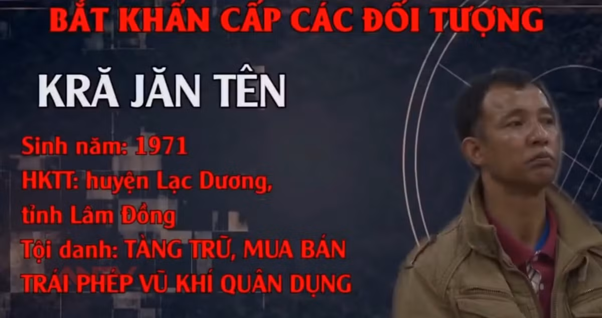 Và đối tượng Kră Jăn Tên (SN 1971, trú huyện Lạc Dương) về hành vi "Tàng trữ, mua bán vũ khí quân dụng trái phép".