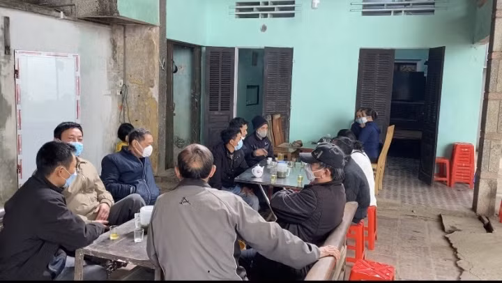 "Ngay sau khi nhận được thông tin từ Bệnh viện Đa khoa huyện Thạch Thất về việc cháu A. nhập viện trong tình trạng nguy kịch, có nhiều đinh găm trong hộp sọ, chúng tôi chỉ đạo công an điều tra. Hiện công an huyện đã có báo cáo gửi công an thành phố. Chính quyền xã Canh Nậu cũng đến thăm hỏi, động viên hỗ trợ gia đình ông nội cháu A.10 triệu đồng", lãnh đạo UBND huyện Thạch Thất thông tin thêm.