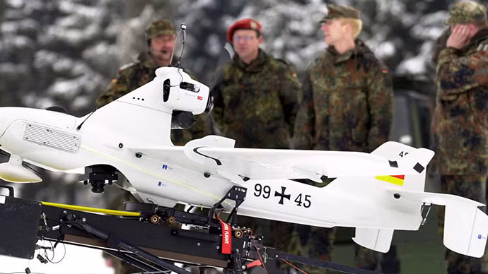 Các binh sĩ Đức đứng gần một UAV.