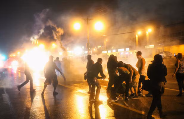 Cảnh hỗn loạn trong cuộc biểu tình ở Ferguson.