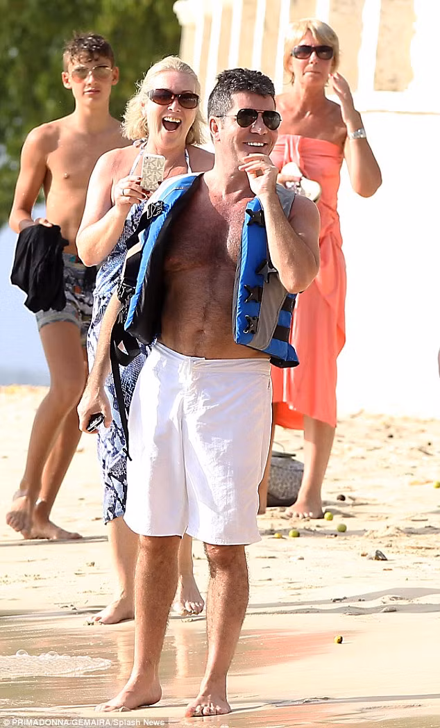 Sau cuộc trò chuyện và ghi hình đầy thú vị với fan hâm mộ, Simon Cowell tiếp tục một ngày nghỉ tràn đầy hứng khởi trên chiếc “phi cơ mặt nước” của mình.