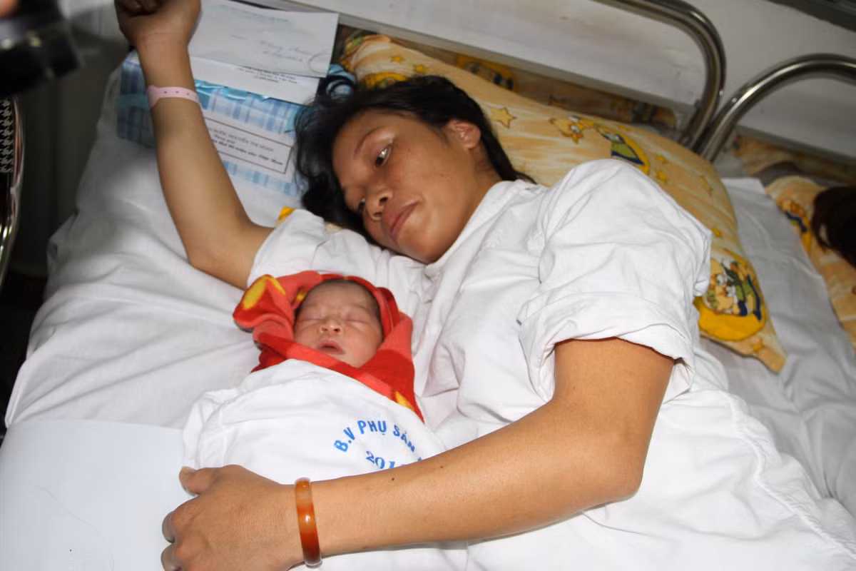 Bé Dung trong vòng tay của mẹ.