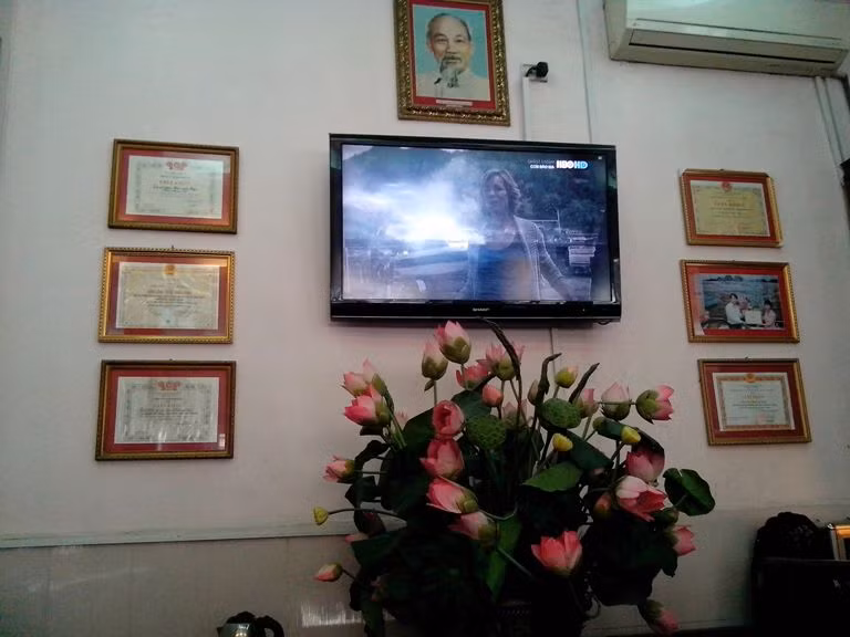 Chính vì những việc làm phục vụ sức khỏe cho cộng đồng như vậy, Hương Sen đã vinh dự được nhân nhiều bằng khen, giấy khen của Bộ Y tế, các cấp, ngành địa phương.