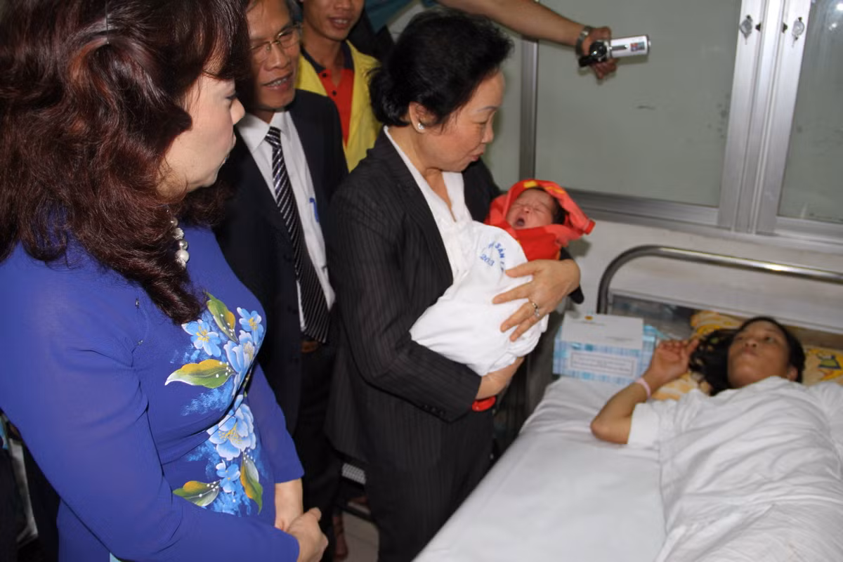 Phó chủ tịch nước Nguyễn Thị Doan chúc mừng gia đình...