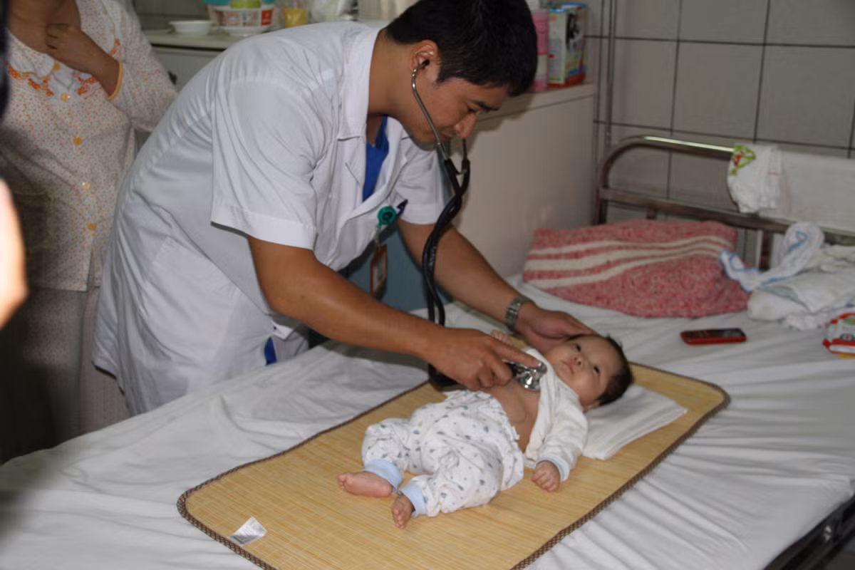 Bệnh nhi Trần Hồng Q. đang được bác sĩ thăm khám. Ảnh: Lê Phương Bệnh nhi Trần Hồng Q. đang được bác sĩ thăm khám. Ảnh: Lê Phương