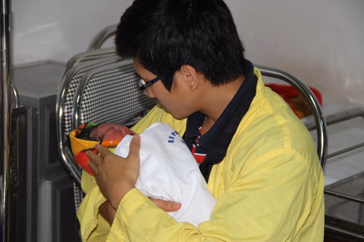 Nhiều cháu nhỏ khác chỉ sinh sau bé Dung một thời gian rất ngắn.