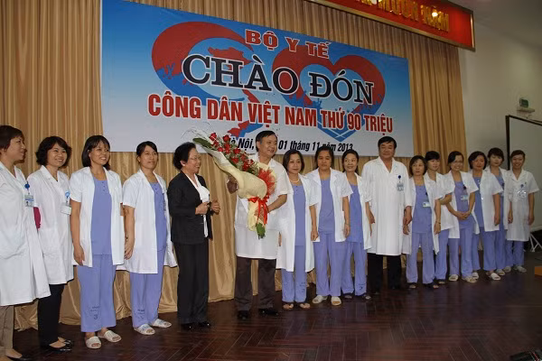 ... và chúc mừng ê kíp trực đỡ đẻ cho công dân thứ 90 triệu của Việt Nam.