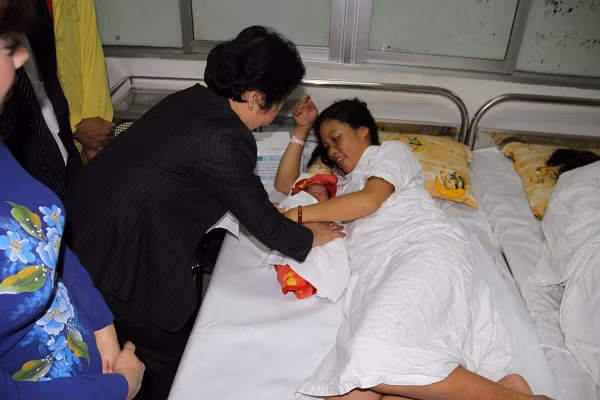 ... và ân cần hỏi thăm, động viên.