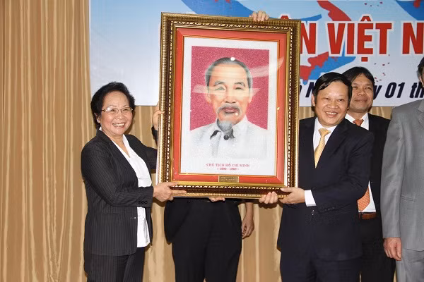 Phó chủ tịch nước tặng quà cho lãnh đạo BV Phụ sản Trung ương ...