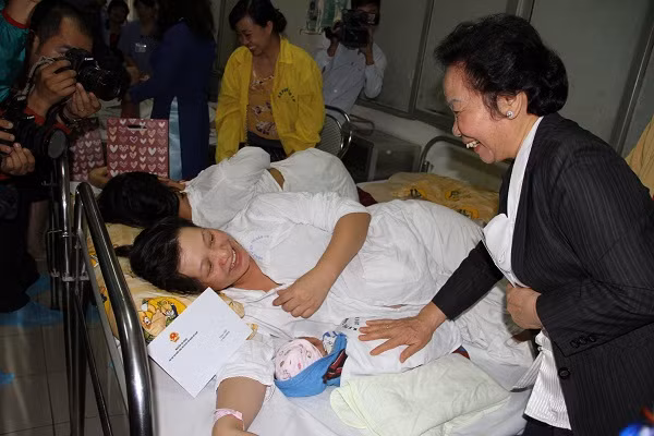 Ngoài bé Dung còn rất nhiều bé khác cũng là công dân mới chào đời được Phó chủ tịch nước tặng quà.