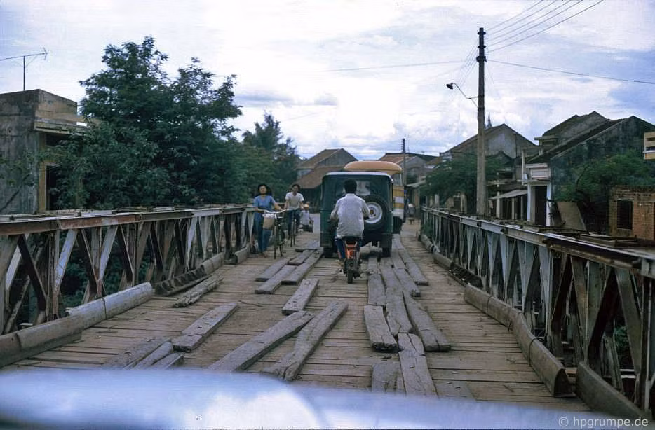 Trên đường đến tháp Chiên Đàn ở thị xã Tam Kỳ, Quảng Nam năm 1992.
