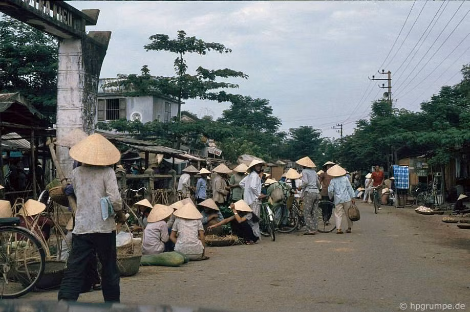 Khu chợ ở làng Trà Kiệu, Duy Xuyên, Quảng Nam năm 1991. Thời điểm này Quảng Nam vẫn là một phần của tỉnh Quảng Nam - Đà Nẵng, đến năm 1996 mới tách thành một tỉnh riêng.