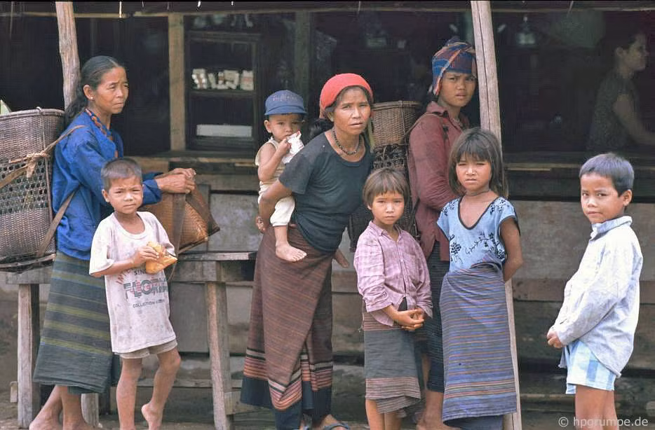 Người Bru – Vân Kiều tại một bản làng nằm trên tuyến đường Hồ Chí Minh ở Quảng Trị.
