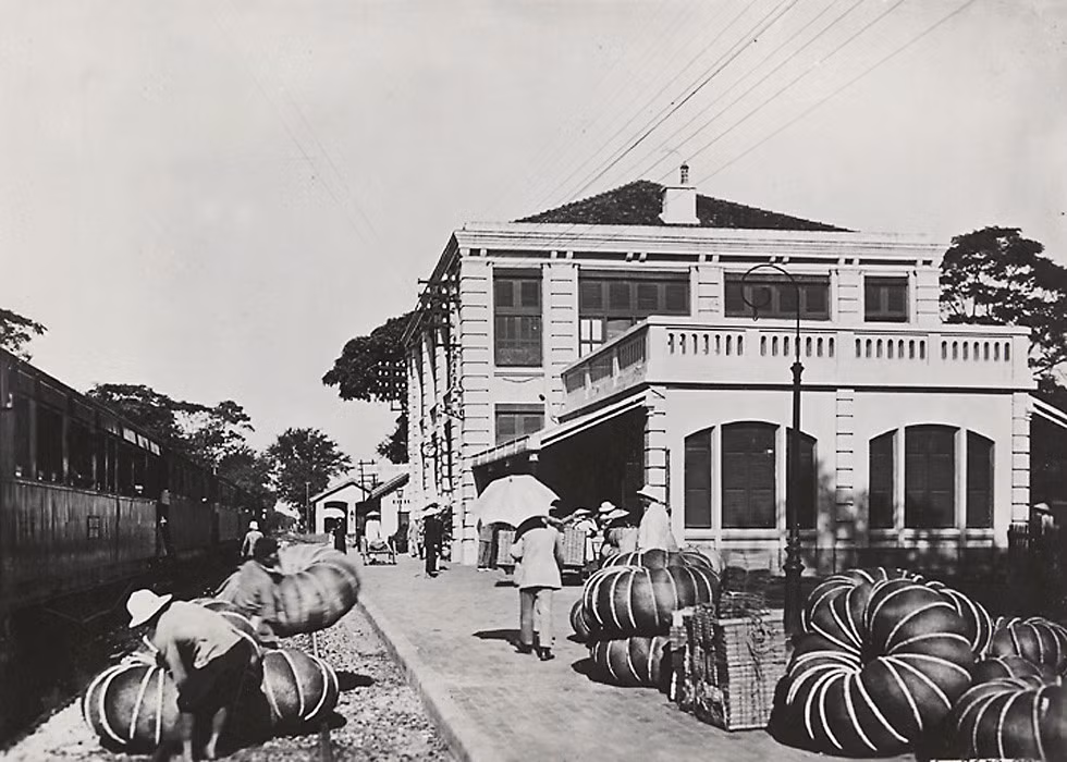 Trên sân ga Phủ Lạng Thương, khoảng năm 1921-1935. Năm 1962, thị xã Phủ Lạng Thương được đổi tên thành thị xã Bắc Giang, tỉnh lỵ của tỉnh Hà Bắc (gồm cả hai tỉnh Bắc Giang và Bắc Ninh ngày nay).