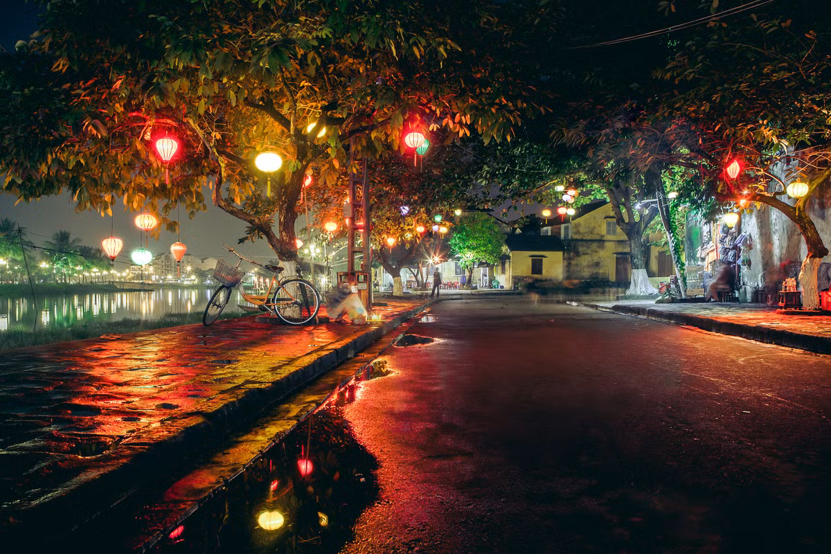 Góc phố đêm lãng mạn bên sông Thu Bồn. Ảnh: Jaanus Jagomägi/ 500px.com.