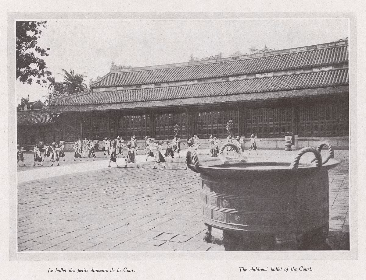 Trình diễn vũ điệu phục vụ nghi lễ ở sân điện Cần Chánh (ngày nay không còn) trong Tử Cấm Thành Huế.