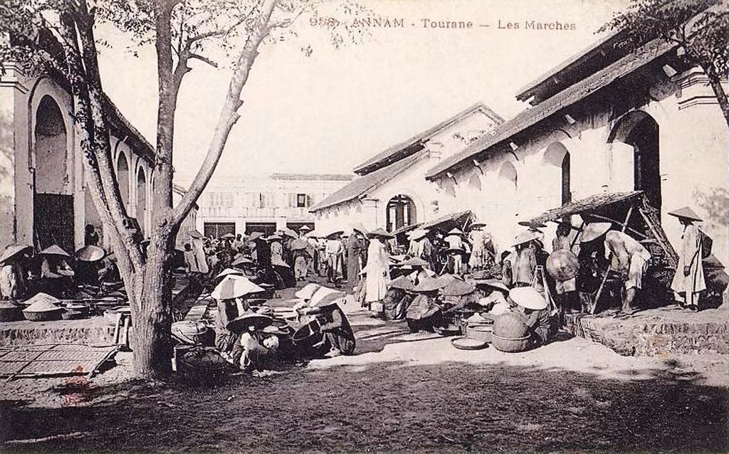 Các quầy hàng ngoài trời, giữa hai dãy nhà lồng của chợ Hàn.