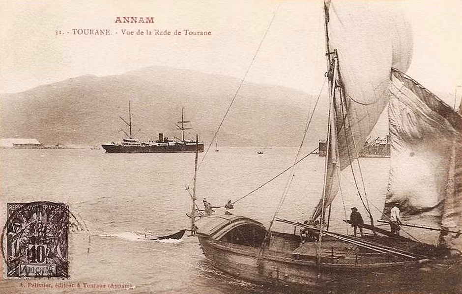 Từ bến tàu sông Hàn nhìn ra bán đảo Sơn Trà.