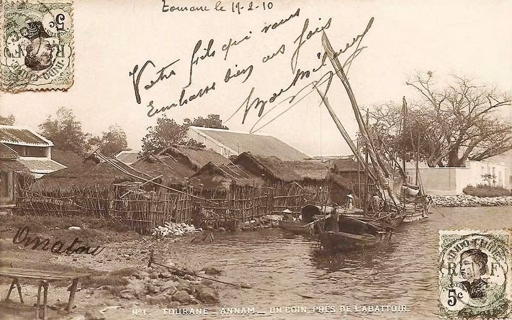 Khung cảnh gần một lò giết mổ heo.