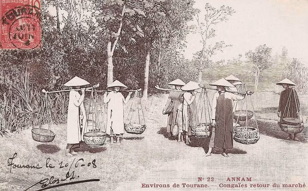 Những người phụ nữ sau buổi họp chợ ở ngoại vi Đà Nẵng, khoảng năm 1908.