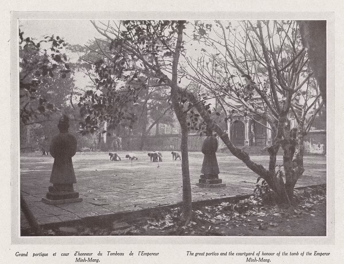 Trên sân Bái Đình ở lăng Minh Mạng.