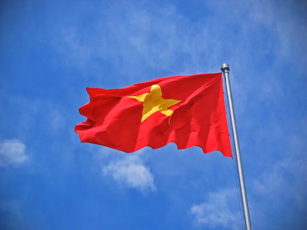 Lá cờ mang khát vọng về một bầu trời xanh hòa bình. Ảnh: Jon Huskisson / Flickr.com. Mời bạn đọc xem thêm video: Vì sao 2/9 được chọn là Quốc khánh? Nguồn: VTC1