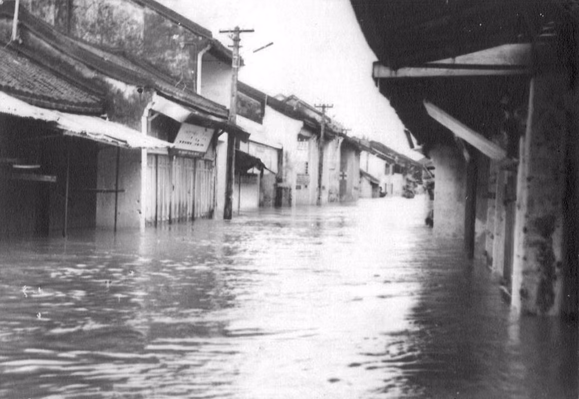 Khung cảnh đìu hiu ngày lụt bão, 1964. Trận đại hồng thủy đó được lưu truyền trong dân gian với tên gọi "đại họa năm Thìn" và nó đã khiến nhiều làng mạc, dòng họ rơi vào cảnh tuyệt tự. Ảnh: Hiệu ảnh Lệ Anh.
