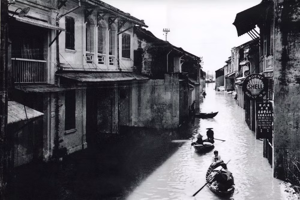 Đường Nguyễn Thái Học, phố cổ Hội An trong trận lụt lớn năm 1950. Đây cũng là một trong những trận lụt lớn được ghi nhận trong lịch sử Hội An. Ảnh: Nhiếp ảnh gia Vĩnh Tân. Mời quý độc giả xem video: Đèn lồng Hội An: Tuyệt tác của phố cổ. Nguồn: VTC1. 