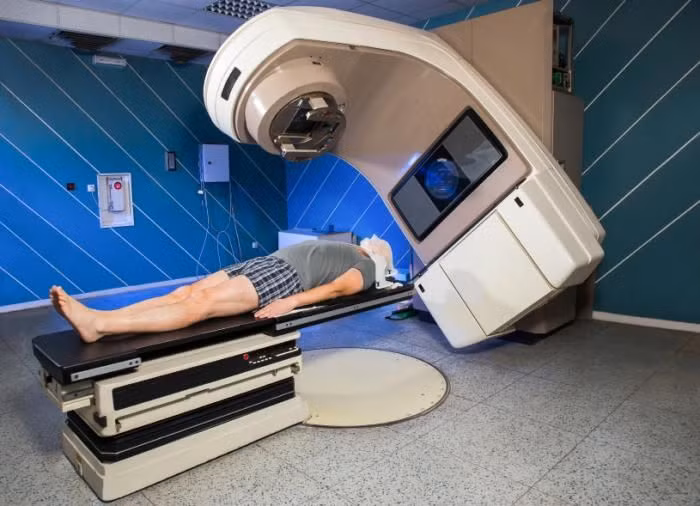 Sự khám phá ra các chất phóng xạ đã mang lại nhiều tiện ích, điển hình trong nghiên cứu cấu tạo của nguyên tử và nhân nguyên tử, ứng dụng ngành giải phẫu và ngành quang tuyến X để điều trị bệnh ung thư.