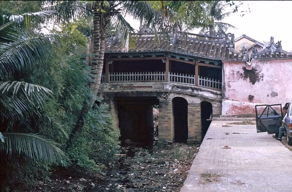 Chùa Cầu Hội An năm 1991 nhìn khá... hoang phế. Con kênh dưới cầu cạn nước, cây cối mọc ùm tùm che mất một nửa cầu, trái ngược khung cảnh thơ mộng ngày nay.
