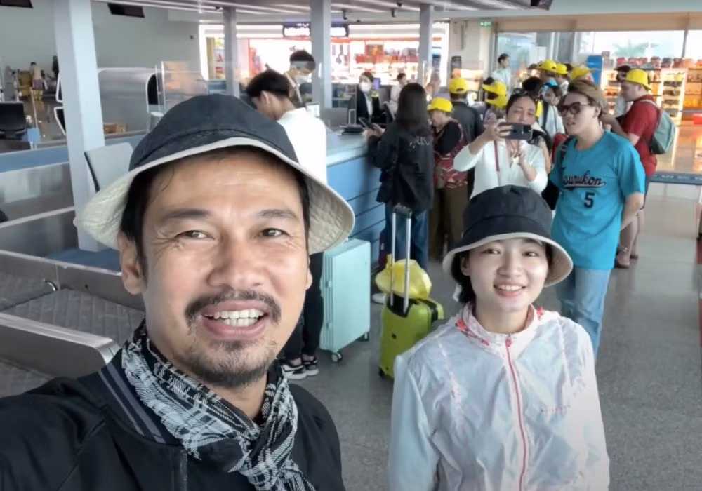 Kết hôn ở tuổi U50, Tiết Cương cho biết trân trọng gia đình và muốn dành thời gian bên bà xã. Ngọc Thưởng - vợ kém anh 26 tuổi hiện làm công việc bán hàng online. Cô được khen trẻ trung, năng động với phong cách thời trang nữ tính.